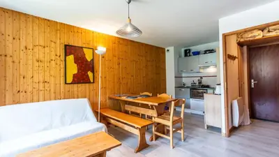 a room with a bed and a table and a kitchen at Les Sitelles - 18 - Belle vue Appart 6 pers in Morillon