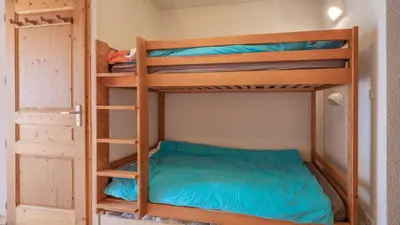a bunk bed room with two bunk beds at Les Eterlous - 39- Appart pied des pistes 6 pers in Morillon