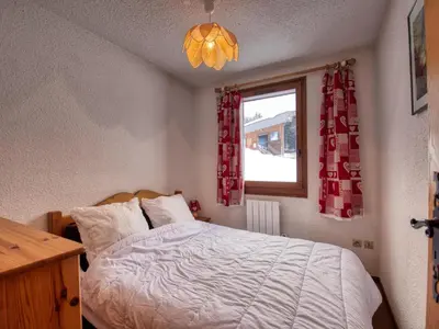 a bedroom with a bed and a window at Appartement confortable 6 pers. pied des pistes à Morillon - FR-1-642-79 in Morillon