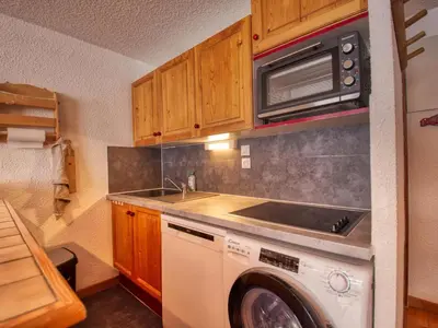 a kitchen with a washing machine and a microwave at Appartement confortable 6 pers. pied des pistes à Morillon - FR-1-642-79 in Morillon