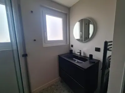 a bathroom with a black sink and a mirror at Spacieux 2 pièces + cabine, idéal famille, 5 pers, centre village, proche commerces et pistes - FR-1-572-156 in Arâches-la-Frasse