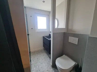 a small bathroom with a toilet and a window at Spacieux 2 pièces + cabine, idéal famille, 5 pers, centre village, proche commerces et pistes - FR-1-572-156 in Arâches-la-Frasse