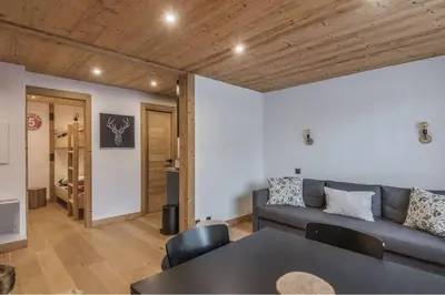 a living room with a couch and a table at Charmant T2 Megève, 10 min à pied du centre in Megève