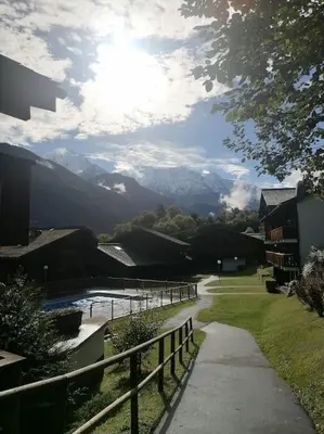 a path with a view of a river and mountains at Saint-Gervais, appart cosy, piscine & pied des pistes in Saint-Gervais-les-Bains