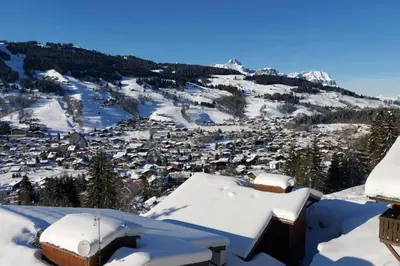 a town covered in snow on a mountain at Lune D'Argent Appartement avec vue sur la montagne in Megève