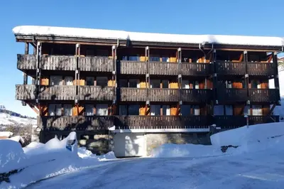 a building in the snow with snow covered at Lune D'Argent Appartement avec vue sur la montagne in Megève