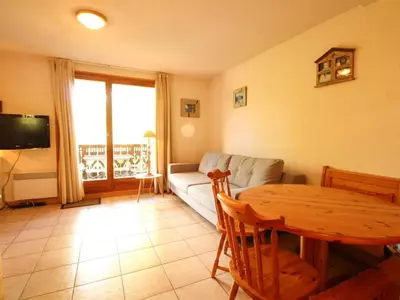 a living room with a table and a couch at Studio cosy 4 pers avec parking, lave-vaisselle, balcon, proche des pistes et commerces - FR-1-572-56 in Arâches-la-Frasse