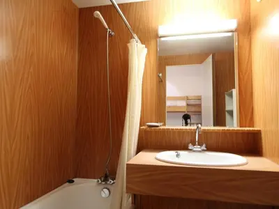 a bathroom with a sink and a tub and a mirror at Studio pour 5 personnes avec balcon, proche des pistes et commerces - Résidence Andromède, Flaine Forêt - FR-1-687-93 in Arâches-la-Frasse