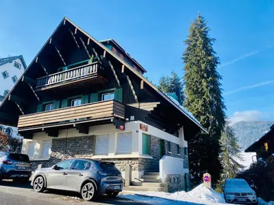 a house with a car parked in front of it at Megève Rochebrune, 2 chambres cosy, terrasse, ski et centre à pied in Megève