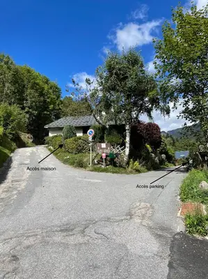 an empty road in front of a house at Logement avec jardin et vue panoramique MontBlanc in Les Houches