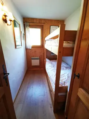 a small room with two bunk beds in a cabin at MAGNIFIQUE Appart/ 8 pers / 4 ch / Jardin / Vue MB in Megève