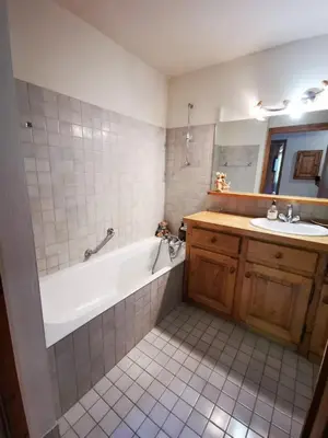 a bathroom with a bath tub and a sink at MAGNIFIQUE Appart/ 8 pers / 4 ch / Jardin / Vue MB in Megève