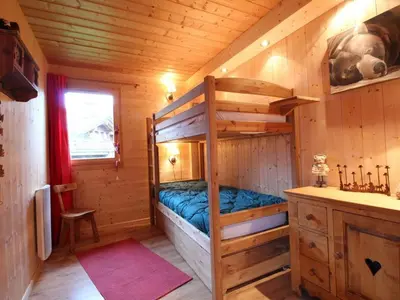 a bedroom with two bunk beds in a cabin at Chalet cosy 3 chambres pour 6 personnes à Arâches-la-Frasse, proche centre village et pistes. - FR-1-572-129 in Arâches-la-Frasse