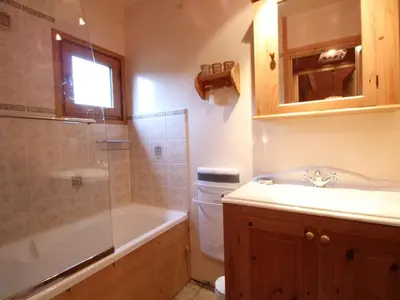 a bathroom with a tub and a sink and a shower at Chalet cosy 3 chambres pour 6 personnes à Arâches-la-Frasse, proche centre village et pistes. - FR-1-572-129 in Arâches-la-Frasse