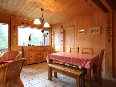 a dining room with a table and chairs in a cabin at Chalet cosy 3 chambres pour 6 personnes à Arâches-la-Frasse, proche centre village et pistes. - FR-1-572-129 in Arâches-la-Frasse