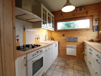 a kitchen with white appliances and a sink and a window at Chalet cosy 3 chambres pour 6 personnes à Arâches-la-Frasse, proche centre village et pistes. - FR-1-572-129 in Arâches-la-Frasse