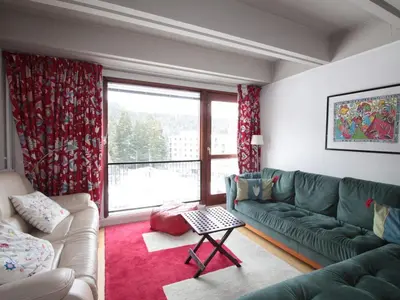 a living room with a green couch and a window at Grand appartement 9 pers, près des pistes, animaux admis - FR-1-687-86 in Arâches-la-Frasse