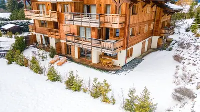 an aerial view of a log cabin in the snow at Mont d'arbois, 3 chambres avec terrasses et sauna dans la résidence in Megève