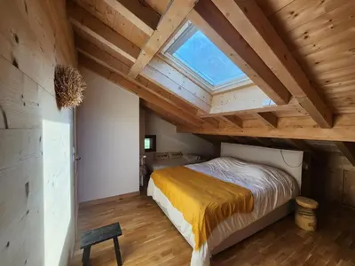 a bedroom with a bed and a skylight at Atypique T4 lumineux avec vue panoramique, 3 Ch, 6-8 pers, WIFI, parking couvert - FR-1-629-112 in Samoëns