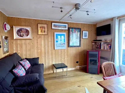 a living room with a couch and a table at Appartement 2pieces Hyper Centre Les Houches, proche Chamonix in Les Houches