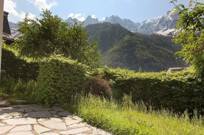 a garden with a view of a mountain at Les Alpins - Centre de Chamonix - Rénové avec Jardin et vue imprenable sur le MontBlanc in Chamonix-Mont-Blanc