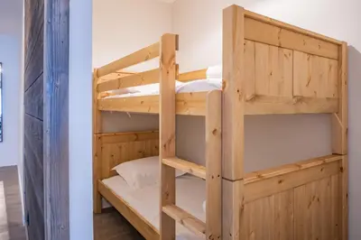 a bunk bed in a room with a bunk bed in a room at Perle Blanche - Brand New 2 bedroom apartment perfectly located in Chamonix-Mont-Blanc