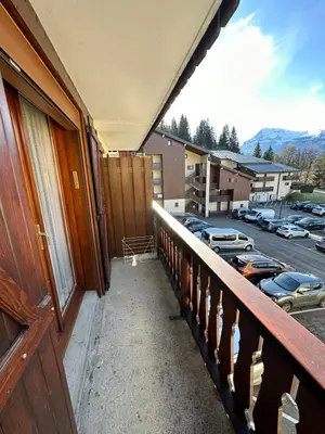 a balcony with a view of a parking lot at Appartement Les Carroz d'Araches 4 à 6 couchages, vue sur montagne in Les Carroz d'Araches
