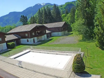 an overhead view of a swimming pool in front of some houses at Appartement 2 pièces avec balcon à Samoëns, parking inclus - FR-1-629-121 in Samoëns