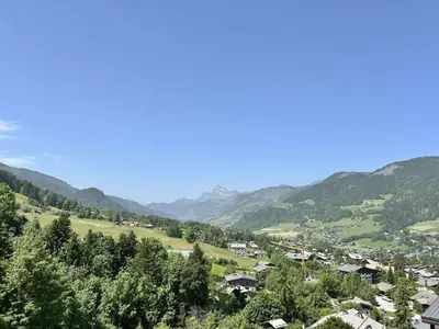 a town in a valley with mountains in the background at Appartement 3 pièces + cabine à Megève, 6 couchages, proche pistes et téléphérique - FR-1-597-170 in Megève