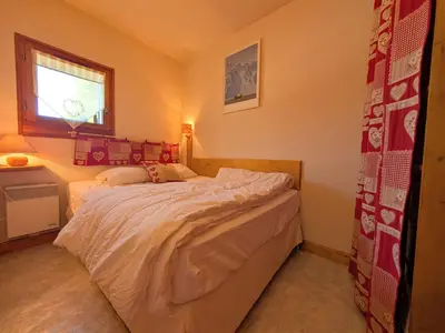 a bedroom with a bed and a window at Charmant T2 proche du centre avec parking - FR-1-624-127 in Samoëns