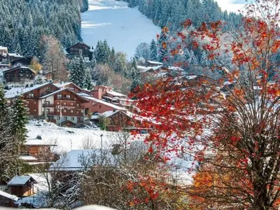 a village in the mountains with snow and trees at Spacieux T3, 6 pers, calme, balcon, parking, casier à skis, navette à 150m - FR-1-572-278 in Arâches-la-Frasse