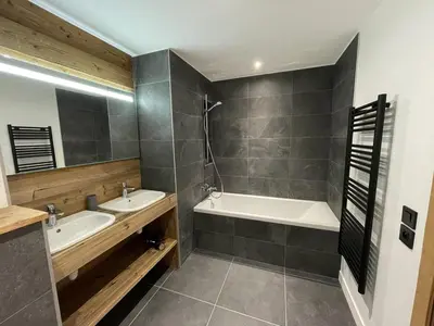 a bathroom with two sinks and a bath tub at Appartement 5 pièces au pied des pistes, 8 pers, avec parking et WiFi - FR-1-572-277 in Arâches-la-Frasse