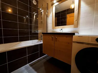 a bathroom with a sink and a tub and a washing machine at Appartement lumineux T3 pour 4-6 pers avec WIFI et parking à Samoëns - FR-1-624-128 in Samoëns