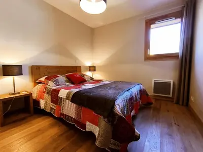 a bedroom with a bed and a window at Appartement lumineux T3 pour 4-6 pers avec WIFI et parking à Samoëns - FR-1-624-128 in Samoëns