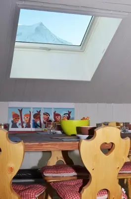 a skylight in a room with a table and chairs at Appartement Bellevue - centre ville in Chamonix-Mont-Blanc