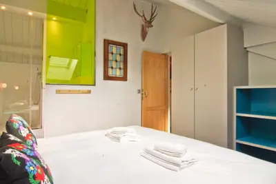 a room with a white table with towels on it at Appartement Bellevue - centre ville in Chamonix-Mont-Blanc