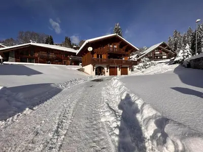 a snow covered road in front of a lodge at Chalet 4 chambres, 9 pers, pied des pistes, garage 2 voitures - FR-1-572-279 in Arâches-la-Frasse