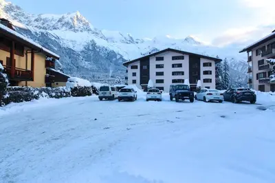 a group of cars parked in a parking lot covered in snow at Cristal des Glaces 2 - Lac de Gailland - Randonnée - Escalade - Central in Chamonix-Mont-Blanc