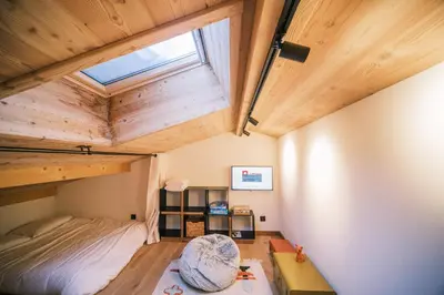 a bedroom with a bunk bed and a window at Loft Zodiak -Centre Ville 4 Chambres Vue in Les Houches