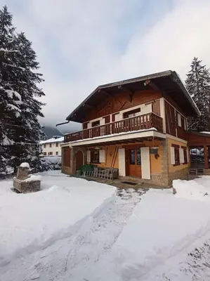 a house with snow on the ground in front of it at le jardin de talèfre in Chamonix-Mont-Blanc
