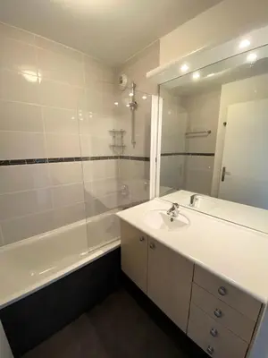 a bathroom with a sink and a tub and a mirror at Résidence Les Pleiades - Appartement rénové · Centre station · Balcon · Parking couvert MAE-8234 in Magland
