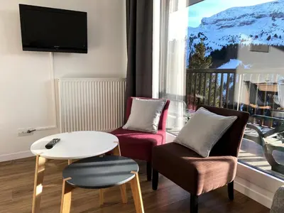 a living room with two chairs and a table and a window at Résidence Les Pleiades - Appartement rénové · Centre station · Balcon · Parking couvert MAE-8234 in Magland