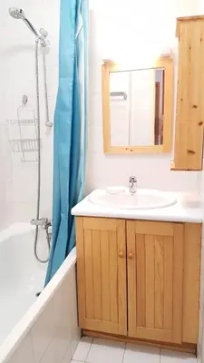 a bathroom with a sink and a mirror and a tub at Résidence Chateaux De Crans - Studio lumineux · Balcon MAE-8264 in Magland
