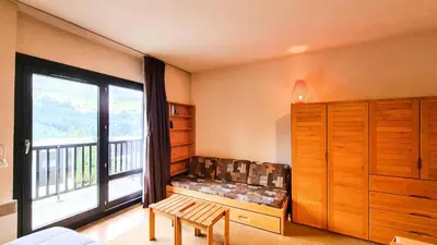 a room with a window and a bench next to a window at Résidence Andromede - Studio agréable avec casier à ski · Proche des pistes · Balcon MAE-4274 in Magland