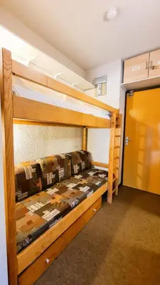 a bedroom with two bunk beds in a room at Résidence Andromede - Studio agréable avec casier à ski · Proche des pistes · Balcon MAE-4274 in Magland