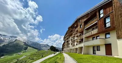 a building with a view of a mountain at Samoens 1600, ski au pied in Samoëns
