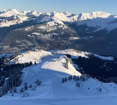 a view of a snowy mountain with snow covered mountains at Samoens 1600, ski au pied in Samoëns