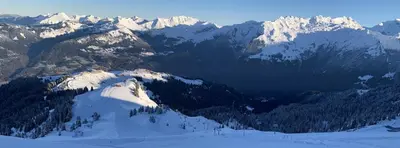 a snowy mountain range with trees and snow covered mountains at Samoens 1600, ski au pied in Samoëns