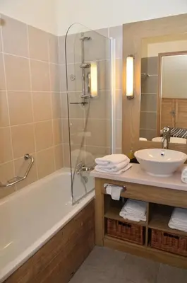 a bathroom with a tub and a sink and a shower at Résidence Les Terrasses D'eos - Appartement confortable · Accès direct aux pistes · Piscine · Spa · WIFI gratuit et illimité MAE-6164 in Magland