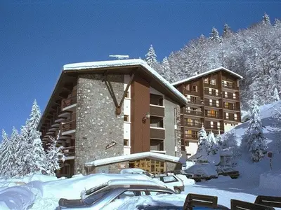 a building in the snow with cars parked in front at Charmant Studio-Cabine 4 pers, Centre-Village, Balcon Ouest, à 600m des Pistes - FR-1-572-281 in Arâches-la-Frasse